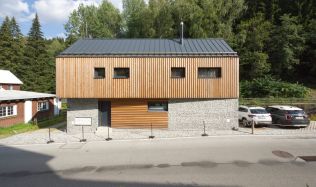 Dům u potoka v Peci pod Sněžkou proměňuje komplikovanou parcelu v hlavní princip své architektury