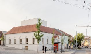 Stará hasička v Brně Komíně dostala nový život. Historickou budovu doplnila současná věž a nové náměstí
