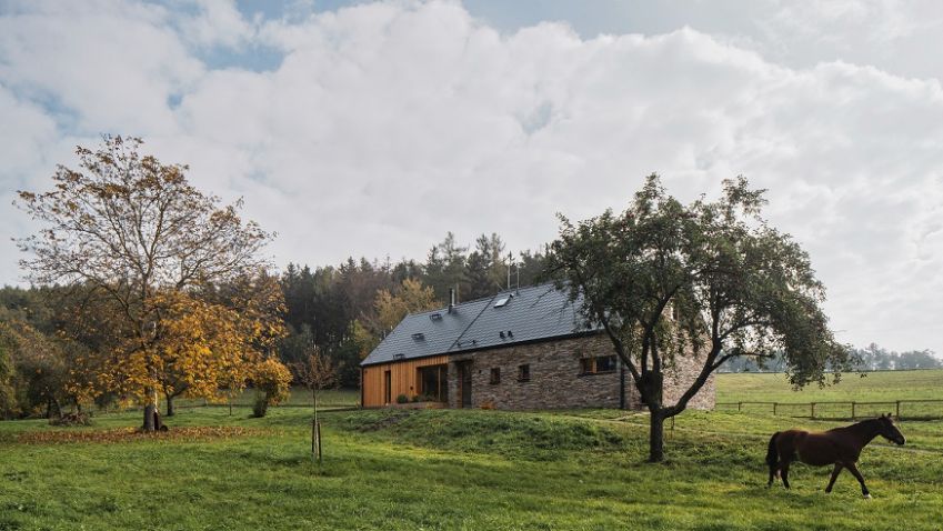 Podívejte se s námi na unikátní moderní rodinné domy přirozeně zasazené do přírody!