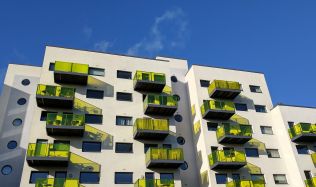 Poptávka po nových bytech v Praze dlouhodobě převyšuje nabídku, což má za následek růst cen. V čem je problém?