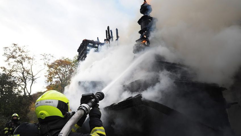 Požár kostela v zahradě Kinských má na svědomí lidská chyba, vyšetřovatelé pracují s verzí, že mohlo jít o bezdomovce