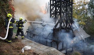 Požár zasáhl dřevěný kostel sv. Michala v zahradě Kinských