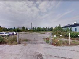 zdroj Google Street View Popisek: Pozemky, na nichž má projekt Galvaniho vyrůst