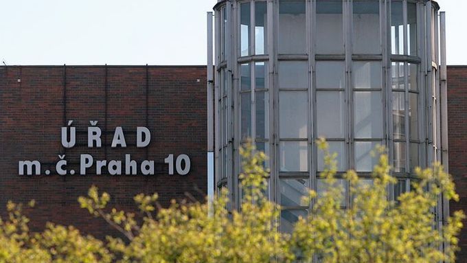 Praha 10 si od magistrátu půjčí půl miliardy na opravu radnice