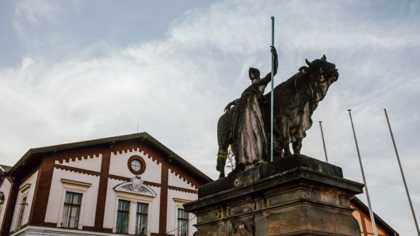 Praha nechala zrestaurovat dvě sochy u vchodu do Pražské tržnice