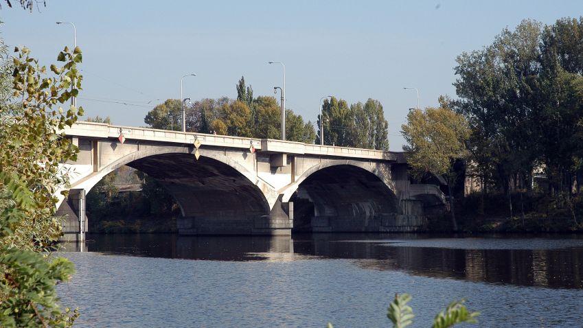 Praha v noci uzavřela Libeňský most, oprava potrvá nejméně tři týdny