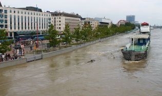 Přeprava cestujících po Dunaji: Plovoucí stanice, občerstvení a zimní depo