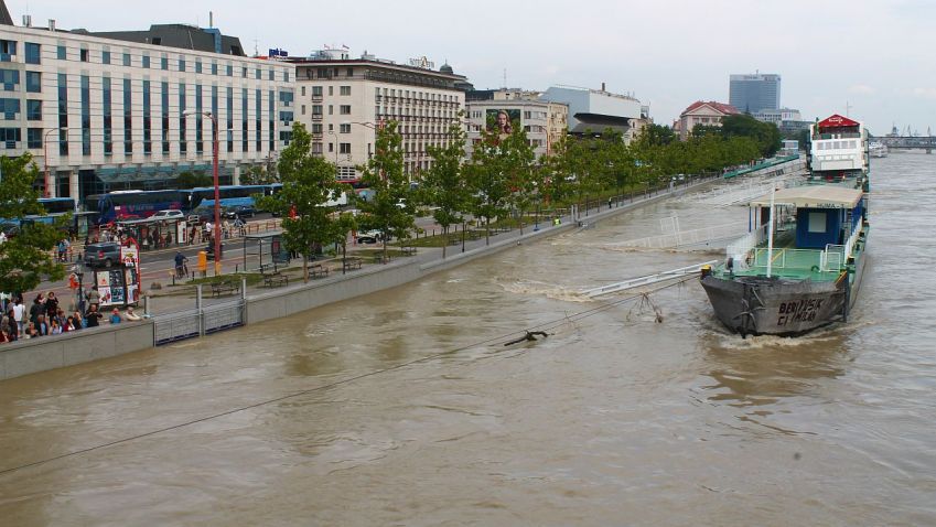 Přeprava cestujících po Dunaji: Plovoucí stanice, občerstvení a zimní depo