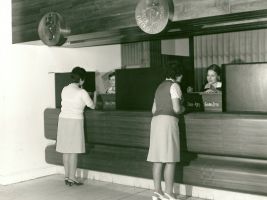 Historická fotografie recepce hotelu InterContinental Praha, která již prošla rekonstrukcí. Pod dohledem architektky Vladimíry Leníčkové a jejího ateliéru získala moderní podobu.