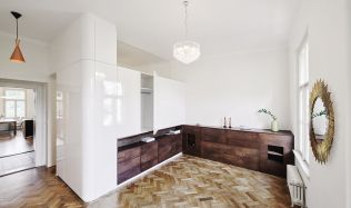 Rekonstrukce bytu na Praze 7 od ABTSMOLEN nabízí stylové zázemí v srdci Letné