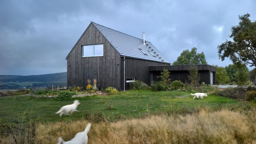 Rodinný dům inspirovaný tradičním stavitelstvím zapadá do krušnohorské krajiny