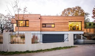 Rodinný dům nedaleko Prahy nabízí luxus i venkovskou atmosféru 