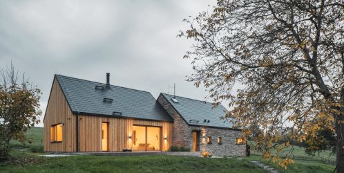 Tady chcete žít! Rodinný dům u lesa kombinuje tradice i moderní design.
