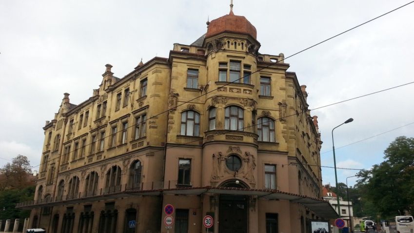 Secesní dům od Josefa Piskače na nábřeží Edvarda Beneše v Praze se dočká rekonstrukce