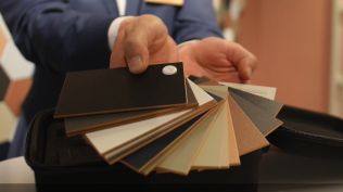 Speciální postup práškování dřevěných i kovových povrchů ve stejné kvalitě a stejnou barvou