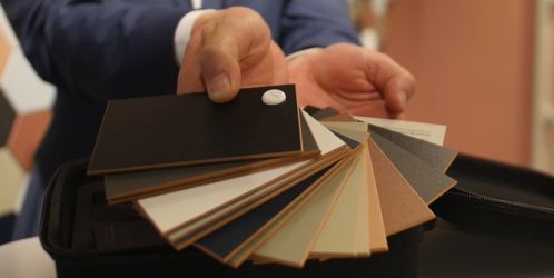 Speciální postup práškování dřevěných i kovových povrchů ve stejné kvalitě a stejnou barvou