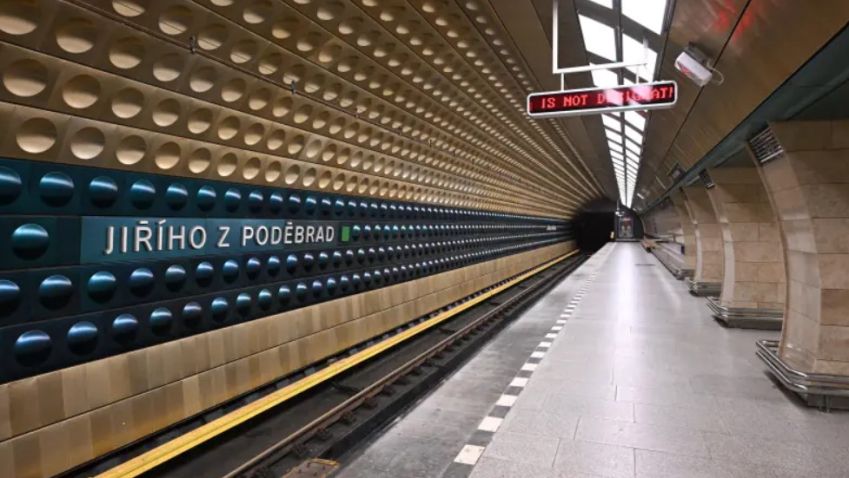 Stanice metra A Jiřího z Poděbrad se po kompletní opravě otevírá cestujícím