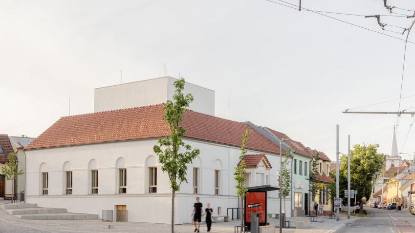 Stará hasička v Brně Komíně dostala nový život. Historickou budovu doplnila současná věž a nové náměstí