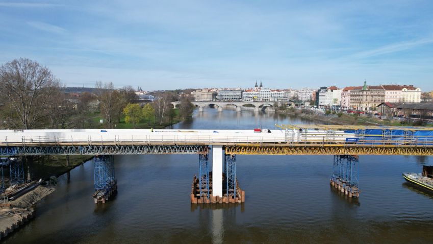 Stavba lávky, která spojí Holešovice s Karlínem přes ostrov Štvanice, je ve finální fázi