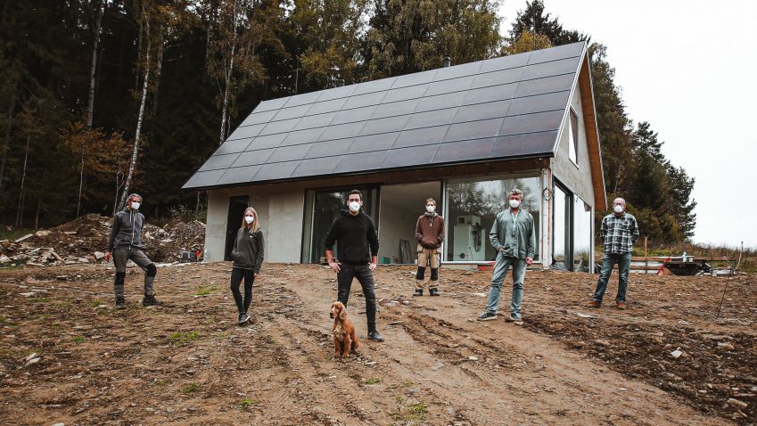Stavba prvního soběstačného domu v Česku se chýlí ke konci, objekt už si sám vyrábí a ukládá elektřinu