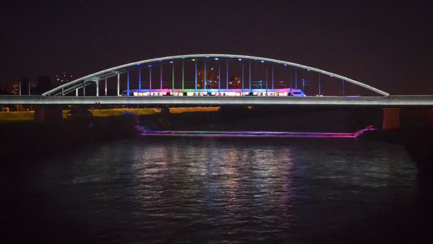Svítící most přes řeku Sávu v chorvatském Záhřebu