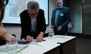 Udržitelnost budov začíná u architektů. Memorandum ČKA a CZGBC si klade za cíl prohlubovat jejich znalosti o šetrném stavění Udržitelnost budov začíná u architektů. Memorandum ČKA a CZGBC si klade za cíl prohlubovat jejich znalosti o šetrném stavění