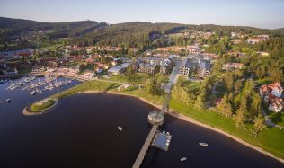 V obci Lipno nad Vltavou se staví komplex MOLO Lipno Resort. Generálním dodavatelem se nově stala společnost STRABAG a.s.