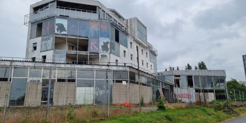 TV Architect v regionech - V Plzni odstartovalo dlouho očekávané vyklízení největší černé stavby ve městě