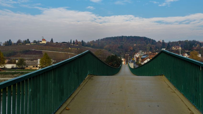 V pražské Troji se zřítila betonová lávka přes Vltavu (Aktualizováno 4.12.)