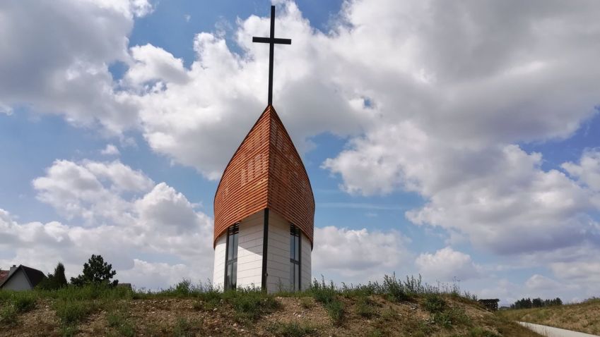 V Sázavě na Žďársku byla vysvěcena kaple. Postavili ji sami farníci