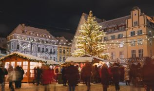 Vánoční stromky ve veřejném prostoru: Jak se vyvíjela jejich tradice