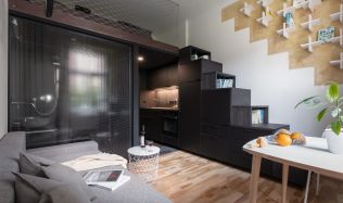 Velmi malý byt na Vinohradech nabízí vše, co potřebují mladí lidé k městskému životu 