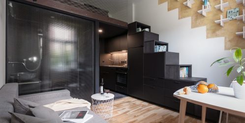 Velmi malý byt na Vinohradech nabízí vše, co potřebují mladí lidé k městskému životu 