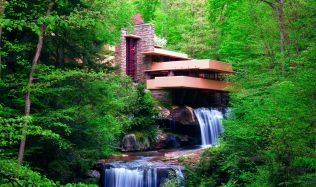 Vila nad vodopádem u říčky Bear Run v Pensylvánii od Franka Lloyda Wrighta