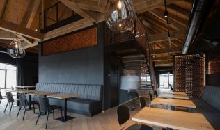 Vítězný projekt Czech Interior Award: Interiér restaurace se inspiroval průmyslovým charakterem a historií pivovaru