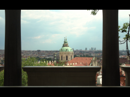 Výhled z Malého belvederu na kostel sv. Mikuláše 