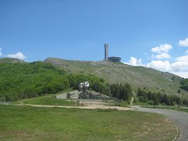 zdroj Wikimedia commons/Vmmineva Popisek: Buzludža tyčící se na balkánském pohoří Stara planina