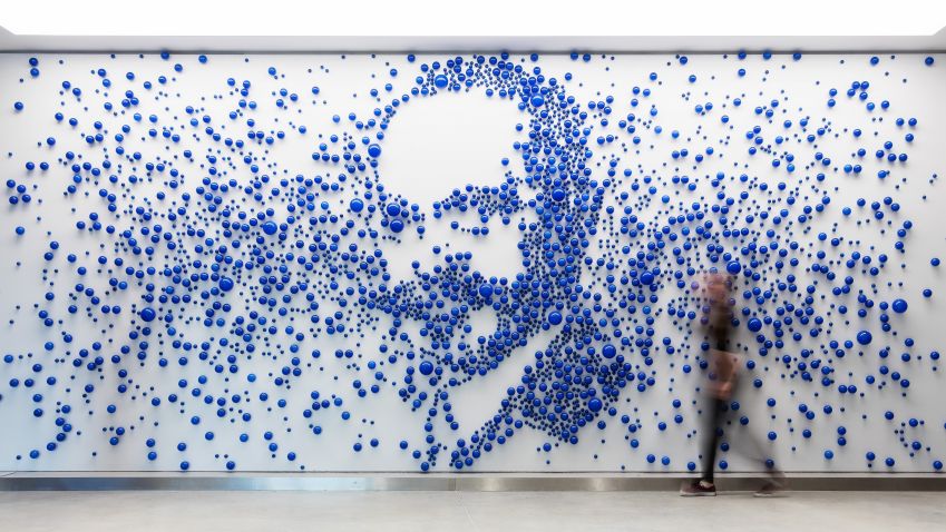 Vstupní lobby komplexu AFI Karlín zdobí skulptury ze skleněných bublin