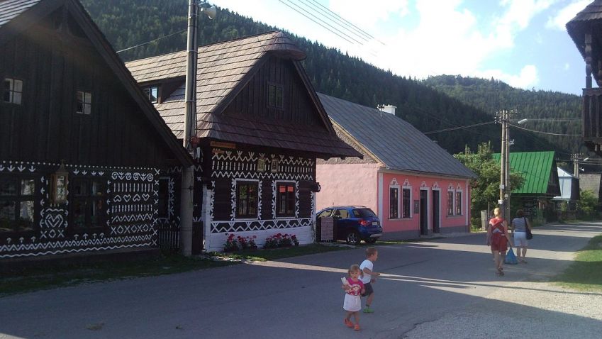 Vymírající Čičmany na Slovensku může zachránit římskokatolická církev