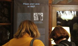 Výstava LOOS AND PILSEN, která putuje po světových metropolí je aktuálně k vidění v Plzeňském domě v Bruselu