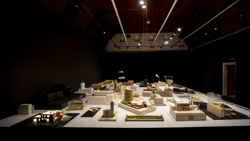 Výstava Vize a realita konfrontuje návrhy známých staveb s realitou