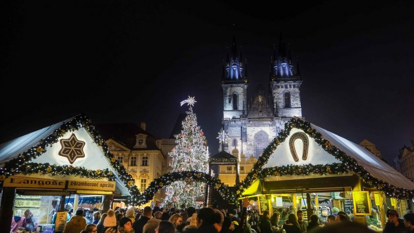 Významné události na Staroměstském náměstí. Obdiv opraveného orloje střídají oslavy pohádky Tři oříšky pro Popelku