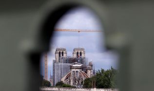 Z katedrály Notre-Dame začaly mizet dvě tuny poškozeného lešení Z katedrály Notre-Dame začaly mizet dvě tuny poškozeného lešení