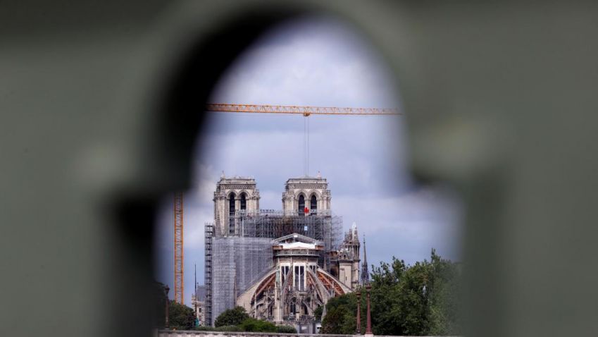 Z katedrály Notre-Dame začaly mizet dvě tuny poškozeného lešení Z katedrály Notre-Dame začaly mizet dvě tuny poškozeného lešení