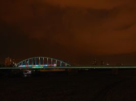 Rozsvícený Hendrixův most, projíždějící vlak aktivoval světelnou show