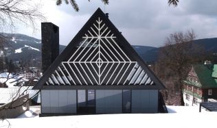 Zajímavá vila v horském středisku s geometrickými prvky má za úkol překonat generace