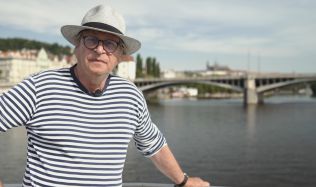 Zdeněk Lukeš zve na plavbu pod pražskými mosty. Vydejte se prozkoumat architektonické skvosty, které propojují břehy Vltavy!