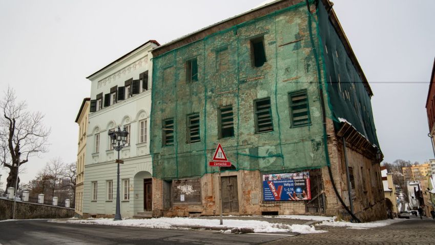 Zdevastovaná památka na náměstí ve Frýdku-Místku se zřejmě dočká opravy