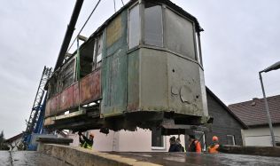  Ze zahradní chatky se vyklubala cenná historická tramvaj