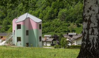 Zeleno-růžový dům v údolí Calanca ve Švýcarsku
